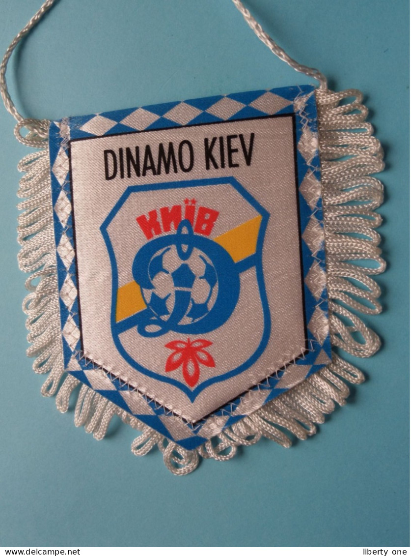 DINAMO KIEV > FANION De FOOTBALL / VOETBAL (Pennant) WIMPEL (Drapeau) ( See Scan ) +/- 10 X 8 Cm.! - Uniformes Recordatorios & Misc