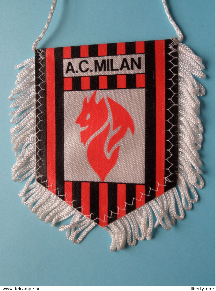 A.C. MILAN > FANION De FOOTBALL / VOETBAL (Pennant) WIMPEL (Drapeau) ( See Scan ) +/- 10 X 8 Cm.! - Apparel, Souvenirs & Other
