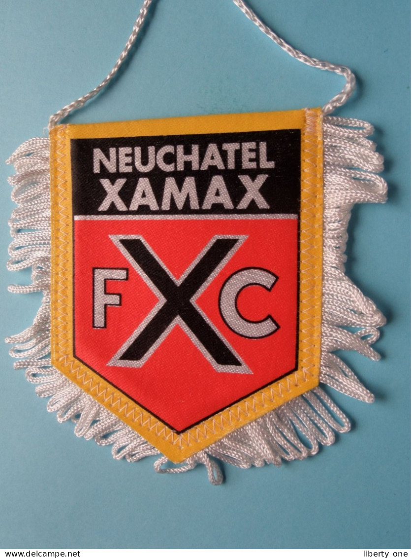 NEUCHATEL XAMAX FXC > FANION De FOOTBALL / VOETBAL (Pennant) WIMPEL (Drapeau) ( See Scan ) +/- 10 X 8 Cm.! - Apparel, Souvenirs & Other