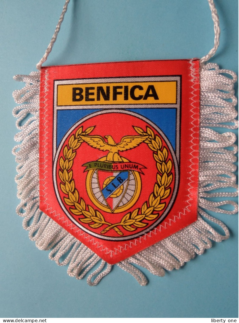 BENFICA > FANION De FOOTBALL / VOETBAL (Pennant) WIMPEL (Drapeau) ( See Scan ) +/- 10 X 8 Cm.! - Uniformes Recordatorios & Misc