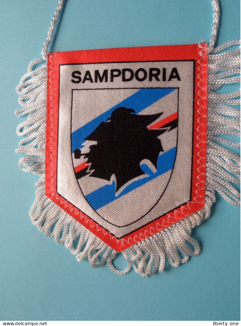 SAMPDORIA > FANION De FOOTBALL / VOETBAL (Pennant) WIMPEL (Drapeau) ( See Scan ) +/- 10 X 8 Cm.! - Abbigliamento, Souvenirs & Varie
