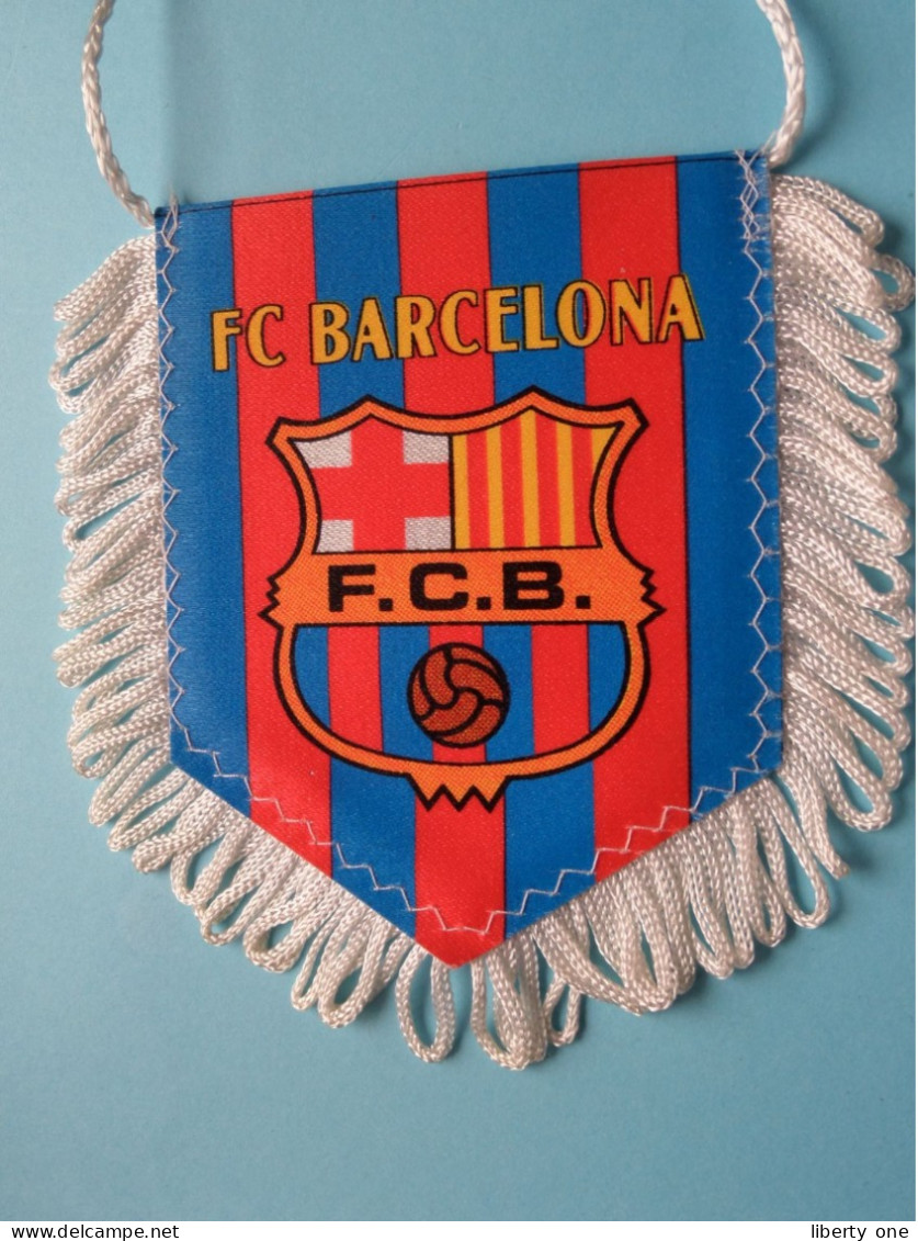 FC BARCELONA > FANION De FOOTBALL / VOETBAL (Pennant) WIMPEL (Drapeau) ( See Scan ) +/- 10 X 8 Cm.! - Habillement, Souvenirs & Autres
