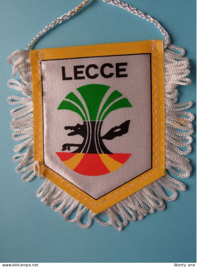 LECCE > FANION De FOOTBALL / VOETBAL (Pennant) WIMPEL (Drapeau) ( See Scan ) +/- 10 X 8 Cm.! - Habillement, Souvenirs & Autres