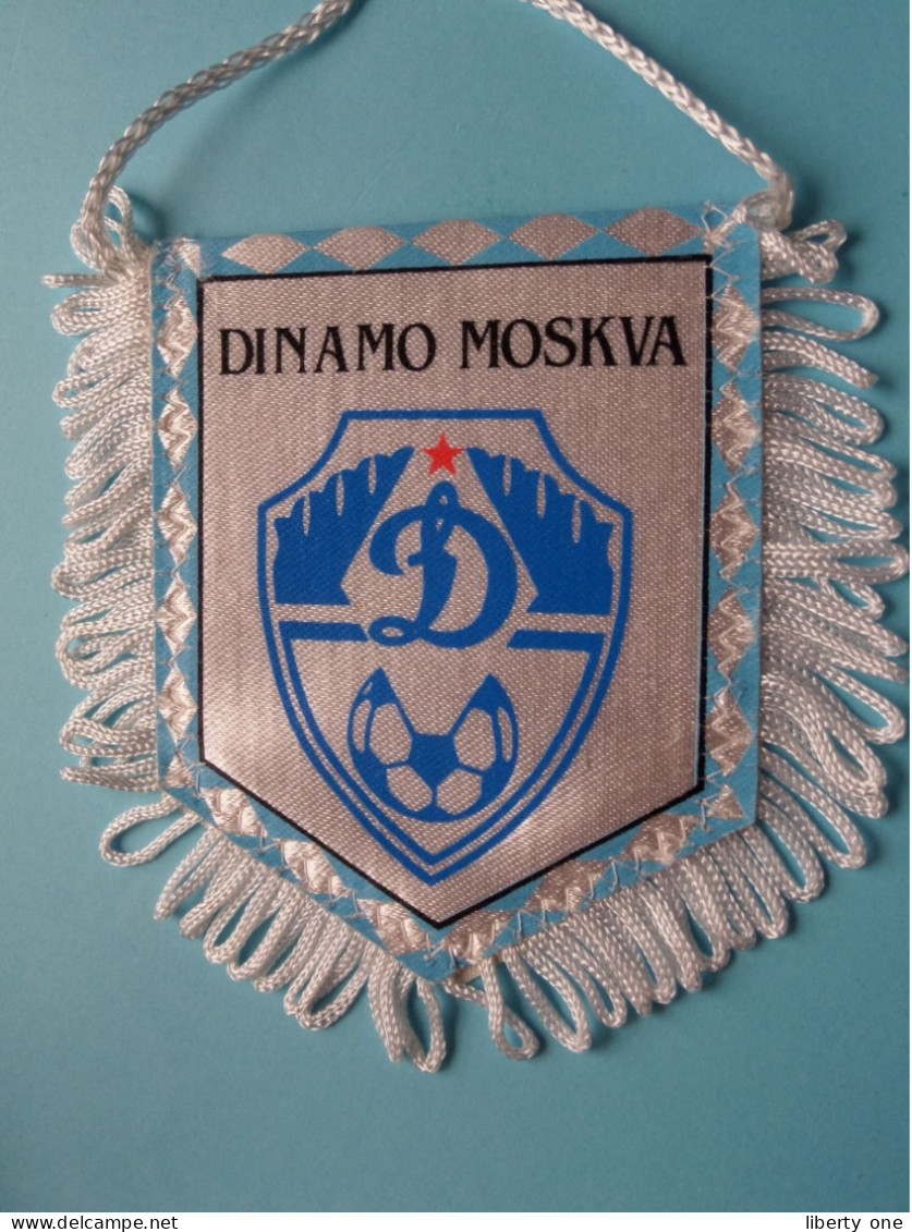 DINAMO MOSKVA > FANION De FOOTBALL / VOETBAL (Pennant) WIMPEL (Drapeau) ( See Scan ) +/- 10 X 8 Cm.! - Habillement, Souvenirs & Autres