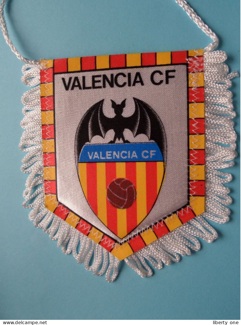 VALENCIA CF > FANION De FOOTBALL / VOETBAL (Pennant) WIMPEL (Drapeau) ( See Scan ) +/- 10 X 8 Cm.! - Uniformes Recordatorios & Misc