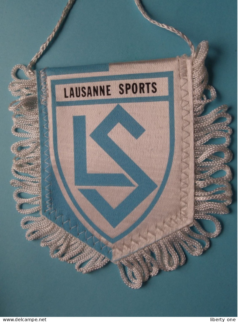 LAUSANNE SPORTS > FANION De FOOTBALL / VOETBAL (Pennant) WIMPEL (Drapeau) ( See Scan ) +/- 10 X 8 Cm.! - Habillement, Souvenirs & Autres