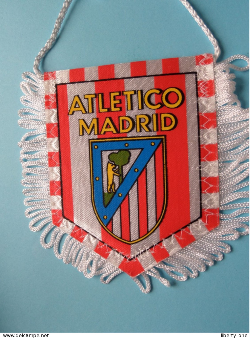 ATLETICO MADRID > FANION De FOOTBALL / VOETBAL (Pennant) WIMPEL (Drapeau) ( See Scan ) +/- 10 X 8 Cm.! - Habillement, Souvenirs & Autres