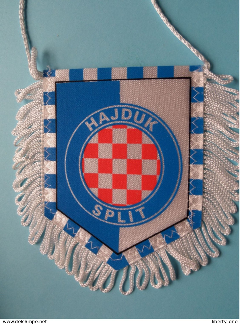 HAJDUK SPLIT > FANION De FOOTBALL / VOETBAL (Pennant) WIMPEL (Drapeau) ( See Scan ) +/- 10 X 8 Cm.! - Habillement, Souvenirs & Autres