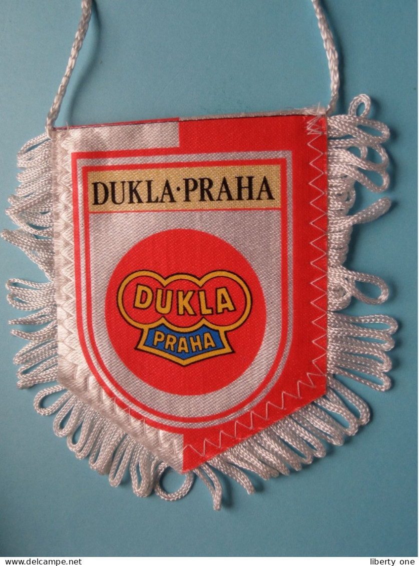 DUKLA PRAHA > FANION De FOOTBALL / VOETBAL (Pennant) WIMPEL (Drapeau) ( See Scan ) +/- 10 X 8 Cm.! - Bekleidung, Souvenirs Und Sonstige