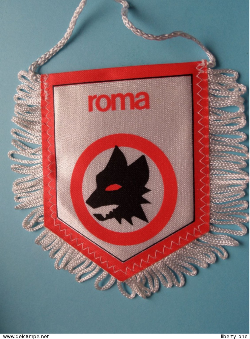 ROMA > FANION De FOOTBALL / VOETBAL (Pennant) WIMPEL (Drapeau) ( See Scan ) +/- 10 X 8 Cm.! - Apparel, Souvenirs & Other