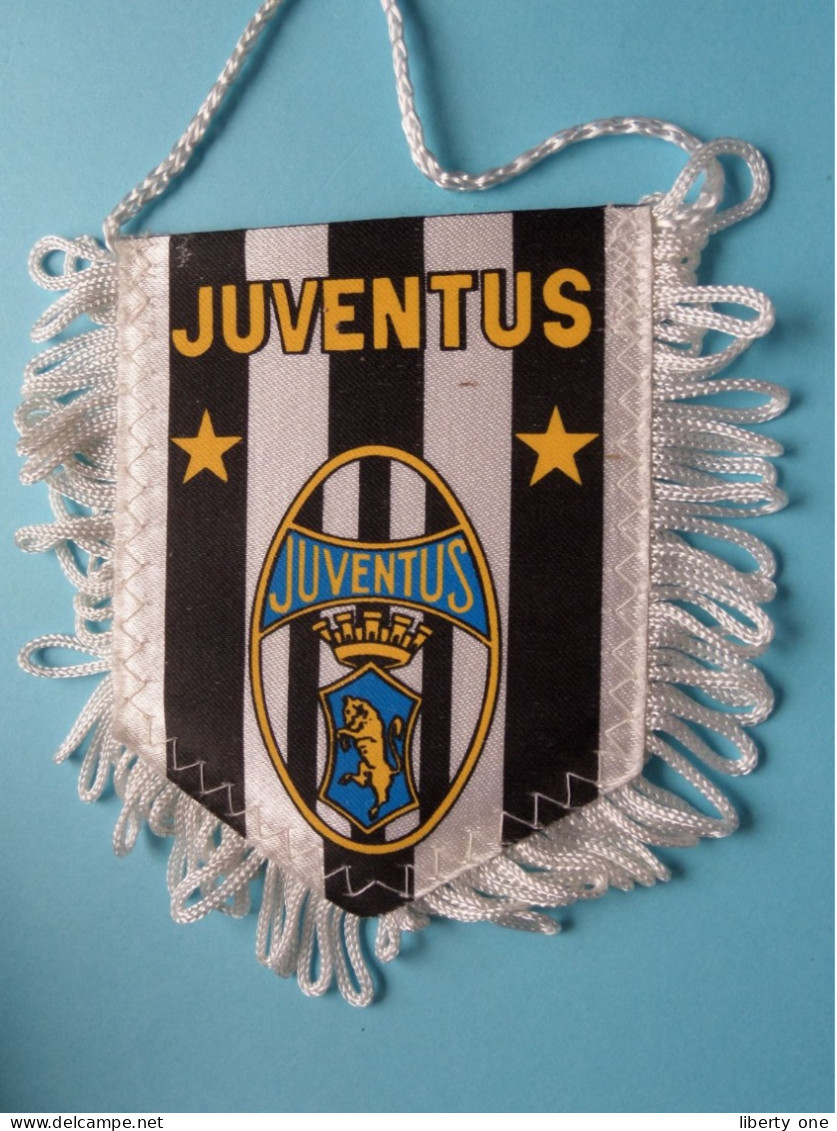 JUVENTUS > FANION De FOOTBALL / VOETBAL (Pennant) WIMPEL (Drapeau) ( See Scan ) +/- 10 X 8 Cm.! - Abbigliamento, Souvenirs & Varie