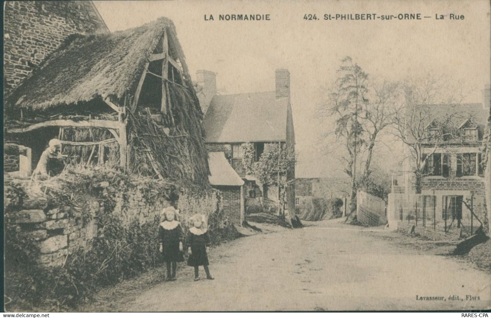 61 SAINT PHILIBERT SUR ORNE - LA RUE  (avec 2 Petites élégantes Prenant La Pose Sous Les Yeux D'une Mamie) - Sonstige & Ohne Zuordnung