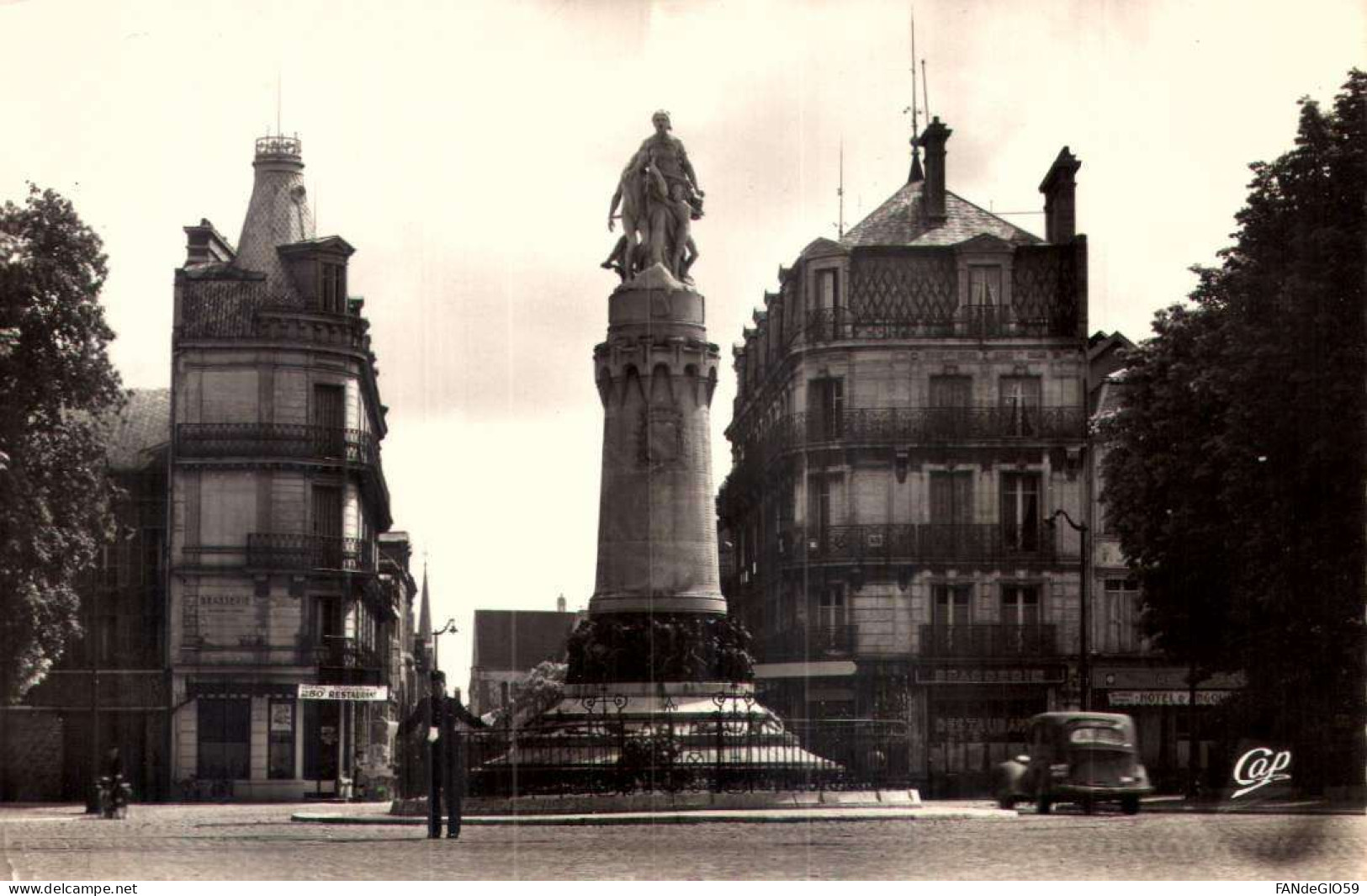 Troyes. Le Monument Des Enfants De L'Aube Et Le Royal Hotel. Edit Cim. Agent De Police Circulation  ///  32 - Troyes