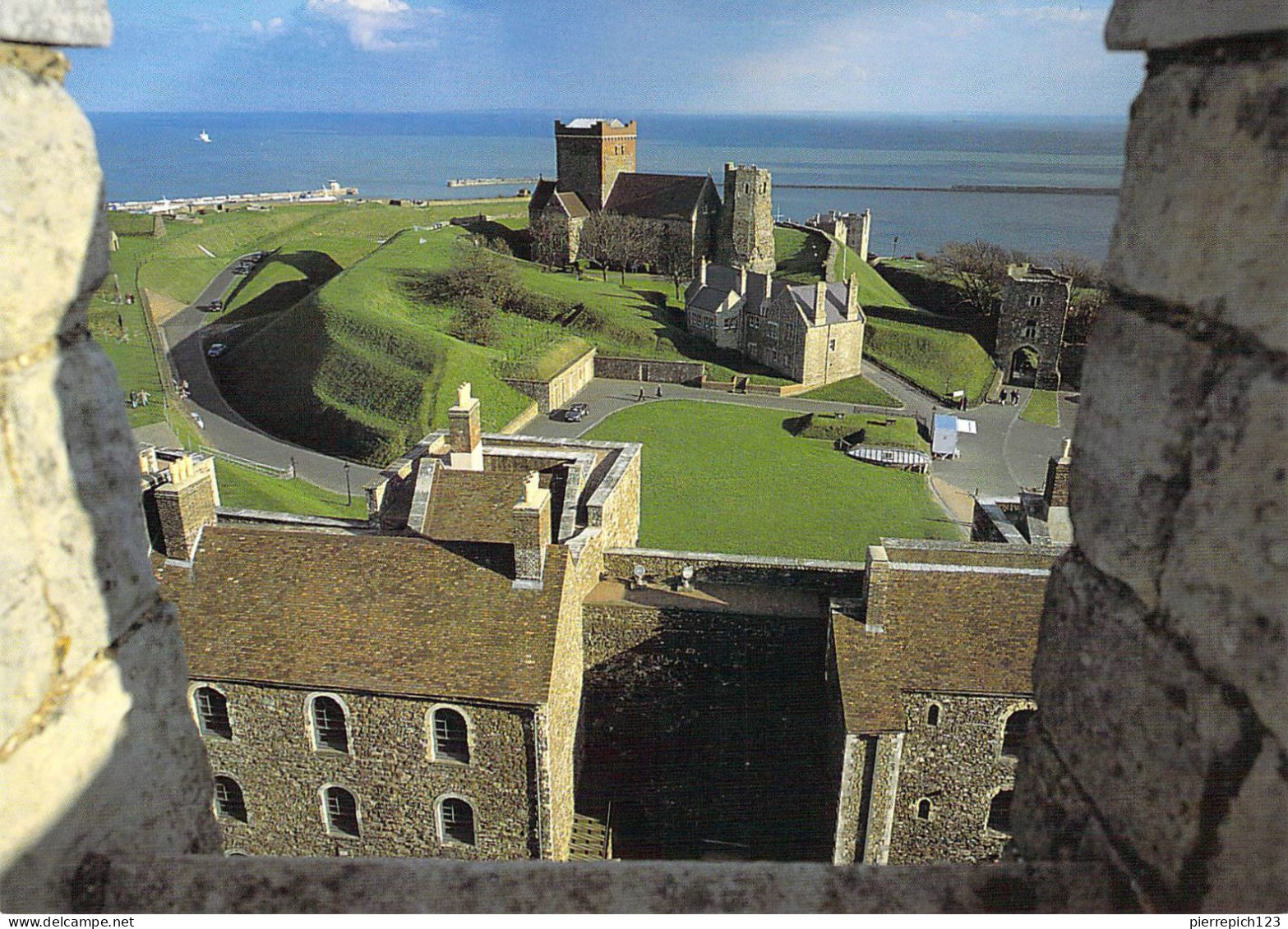 Douvres (Dover) - Vue Sur Le Château Et L'église - Dover