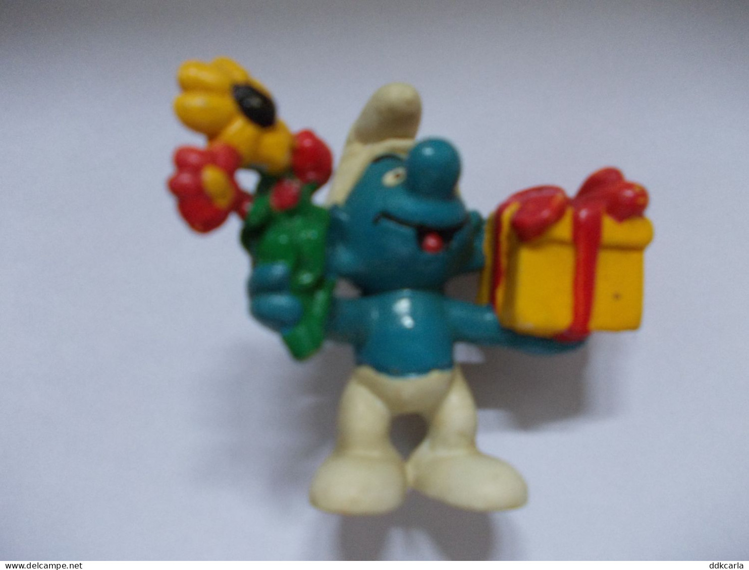 Figurine Schtroumpf / Smurf Met Pakje En Bloemen - Smurfs