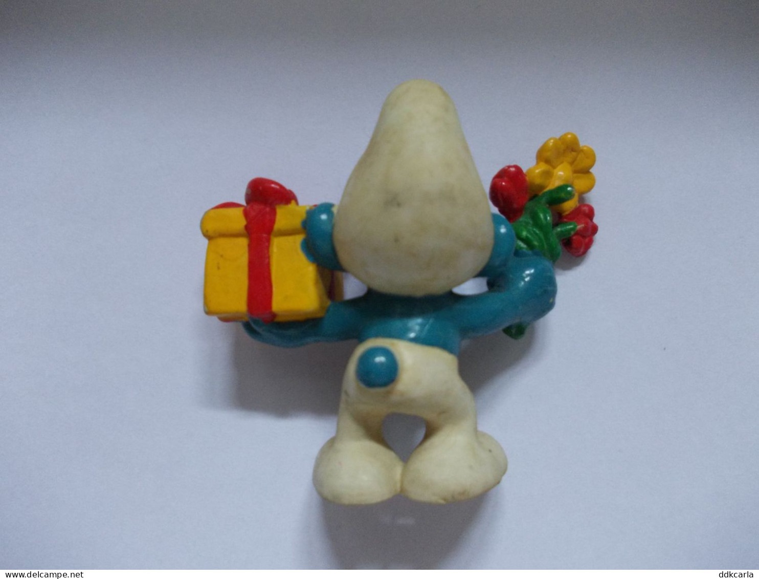 Figurine Schtroumpf / Smurf Met Pakje En Bloemen - Smurfen