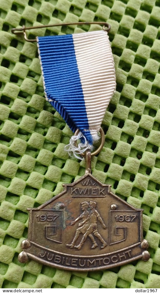 Medaille -  Wandel Vereniging Kwiek Groesbeek 1957 - 1967 .  -  Original Foto  !!  Medallion  Dutch - Autres & Non Classés