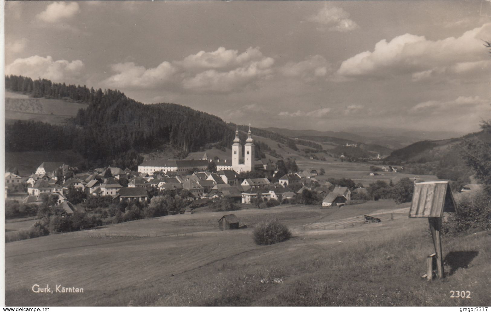 E4630) GURK - Kärnten - Tolle S/W FOTO AK Mit Holzkreuz - Wiese Und Blick Auf Kirche U. Häuser ALT! - Gurk