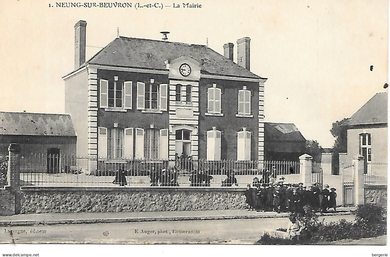 C/144                41    Neung Sur Beuvron   -   L'école Et Mairie - Neung Sur Beuvron