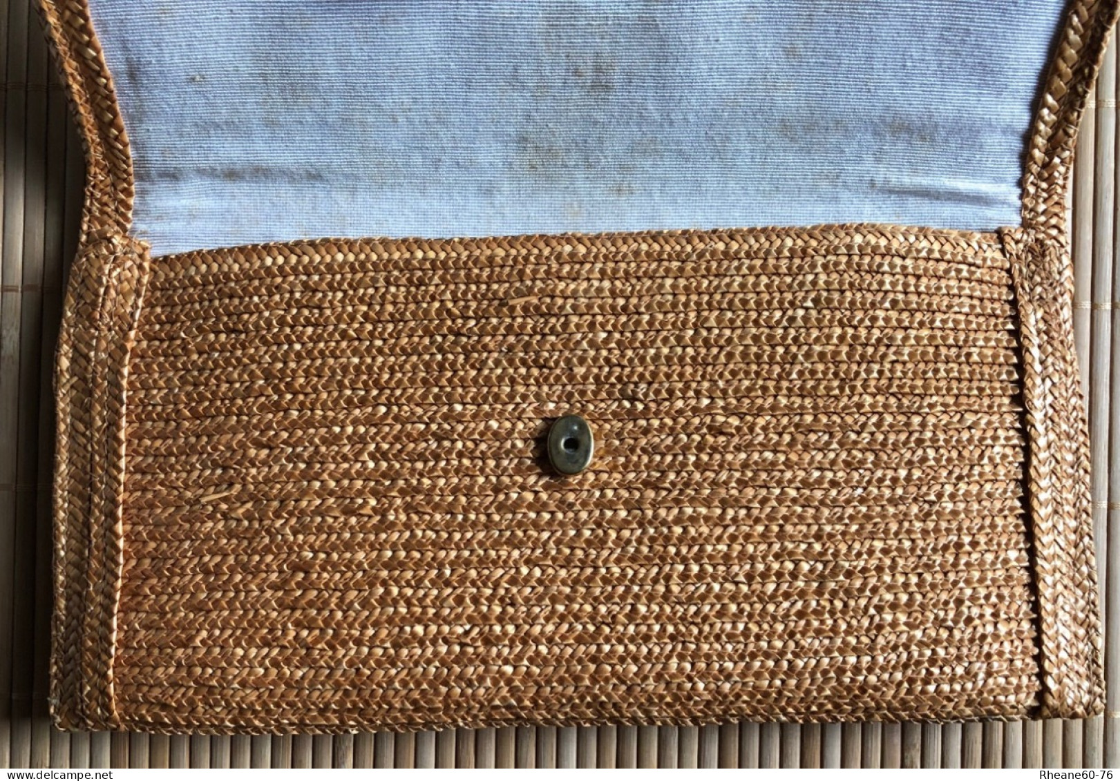 Pochette à Main En Matière Naturelle - Joli Bouton Deco Avec Pression- Intérieur Tissu Taché Avec Compartiment + Poche - Autres & Non Classés