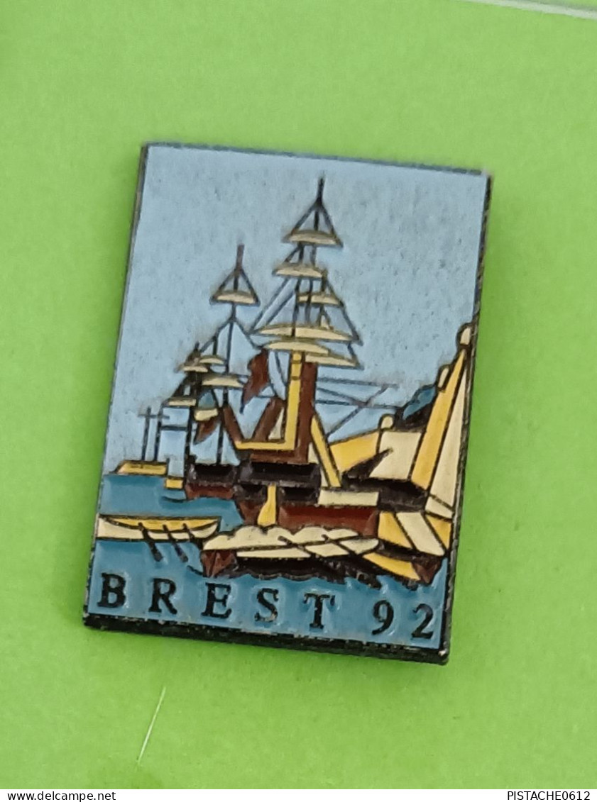 Pin's Bateau Voilier Brest 92. - Boats