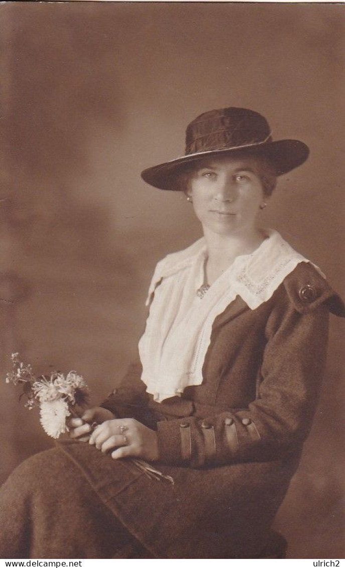 AK Foto  Dame In Kostüm Mit Hut - Karlsruhe 1920 (67564) - Mode