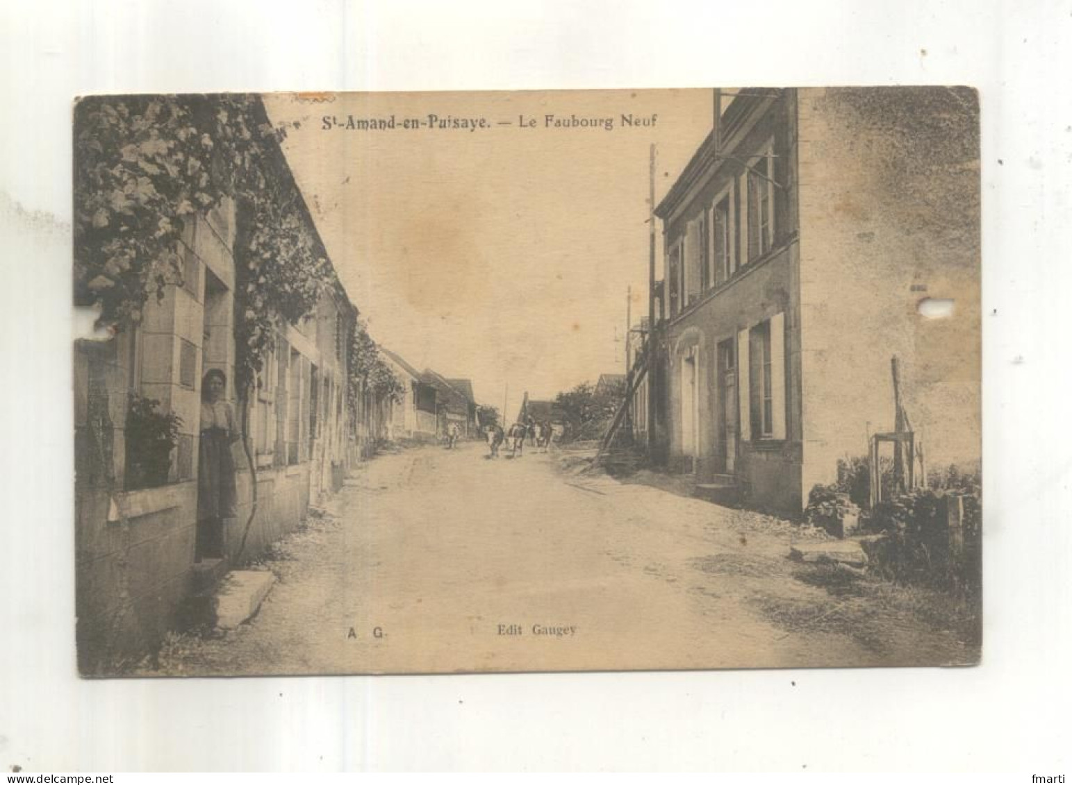 Saint Amand En Puisaye, Le Faubourg Neuf (CP Vendue Dans L'état) - Saint-Amand-en-Puisaye