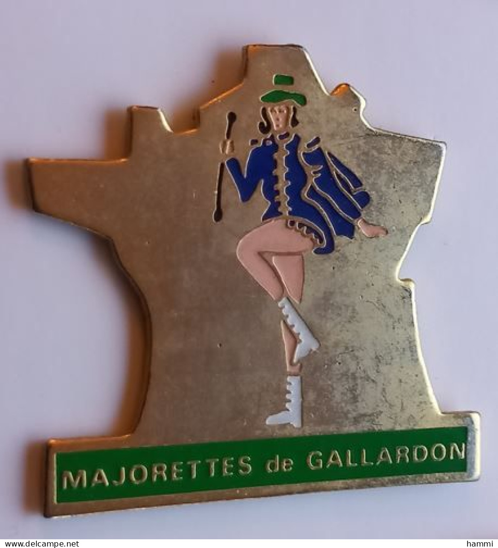 SP325 Pin's Twirling Majorette Majorettes De Gallardon Eure Et Loir Carte De France Pin'up Achat Immédiat - Pin-ups