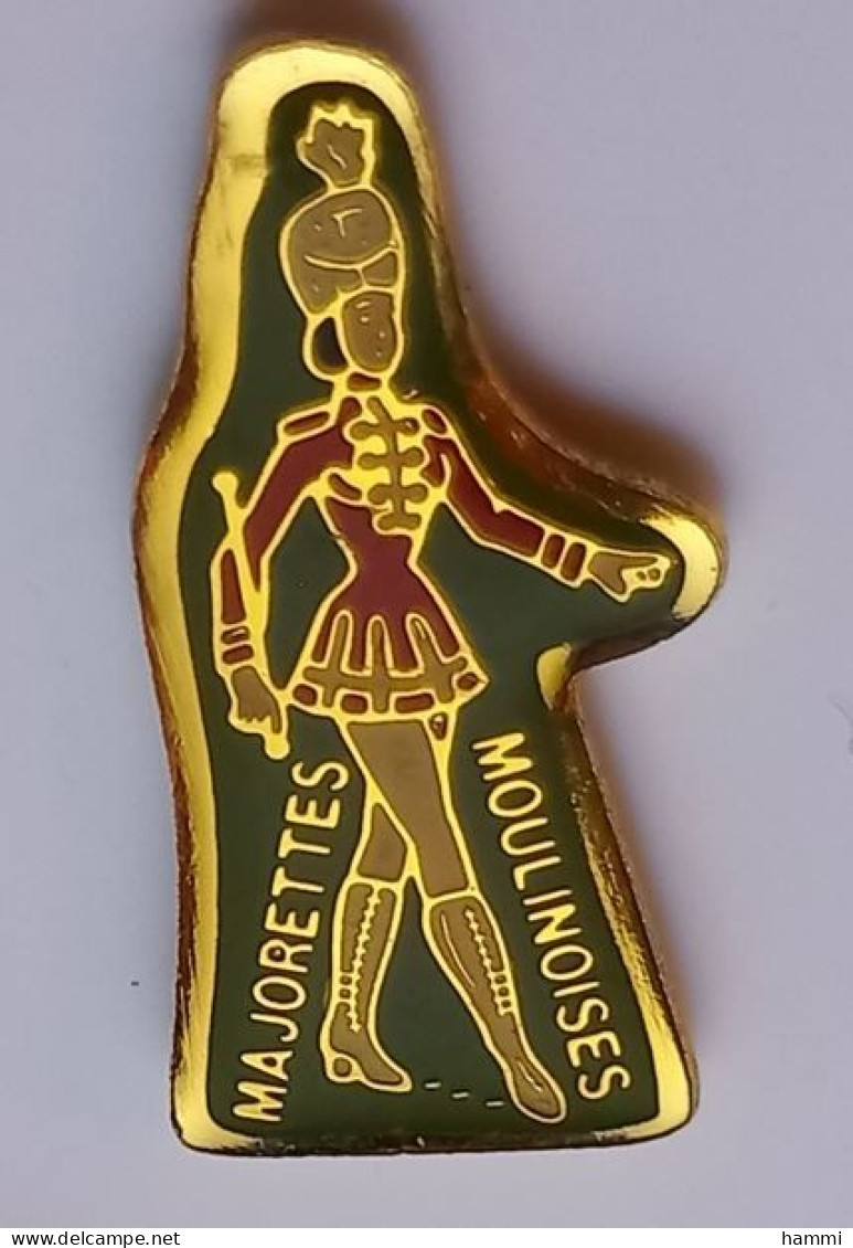 SP381 Pin's Twirling Majorette Majorettes Moulinoises Moulins-lès-Metz Moselle Pin'up Achat Immédiat - Pin-Ups