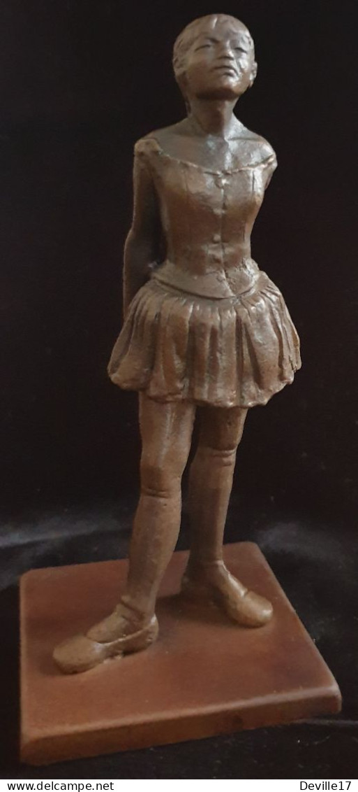 REPRODUCTION EN BRONZE D'UNE STATUETTE DE LA PETITE DANSEUSE DE QUATORZE ANS D'EDGAR DEGAS - Bronces