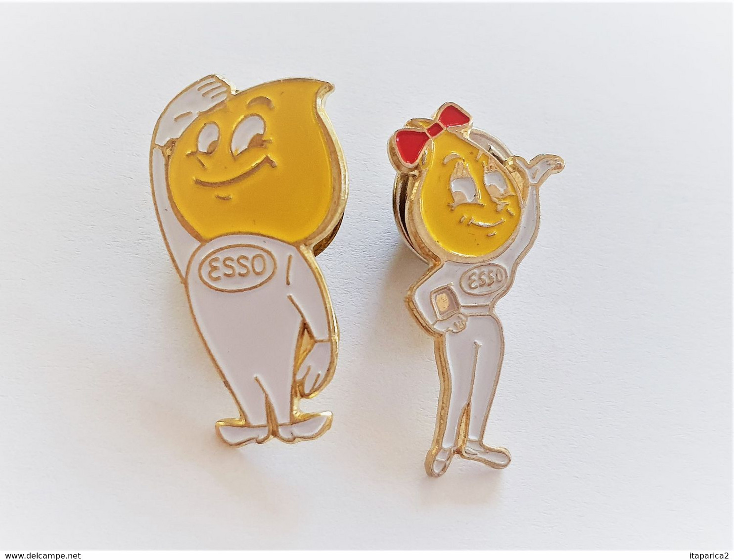 PINS MONSIEUR ET  MADAME ESSO GOUTTE D'HUILE / 33NAT - Carburantes