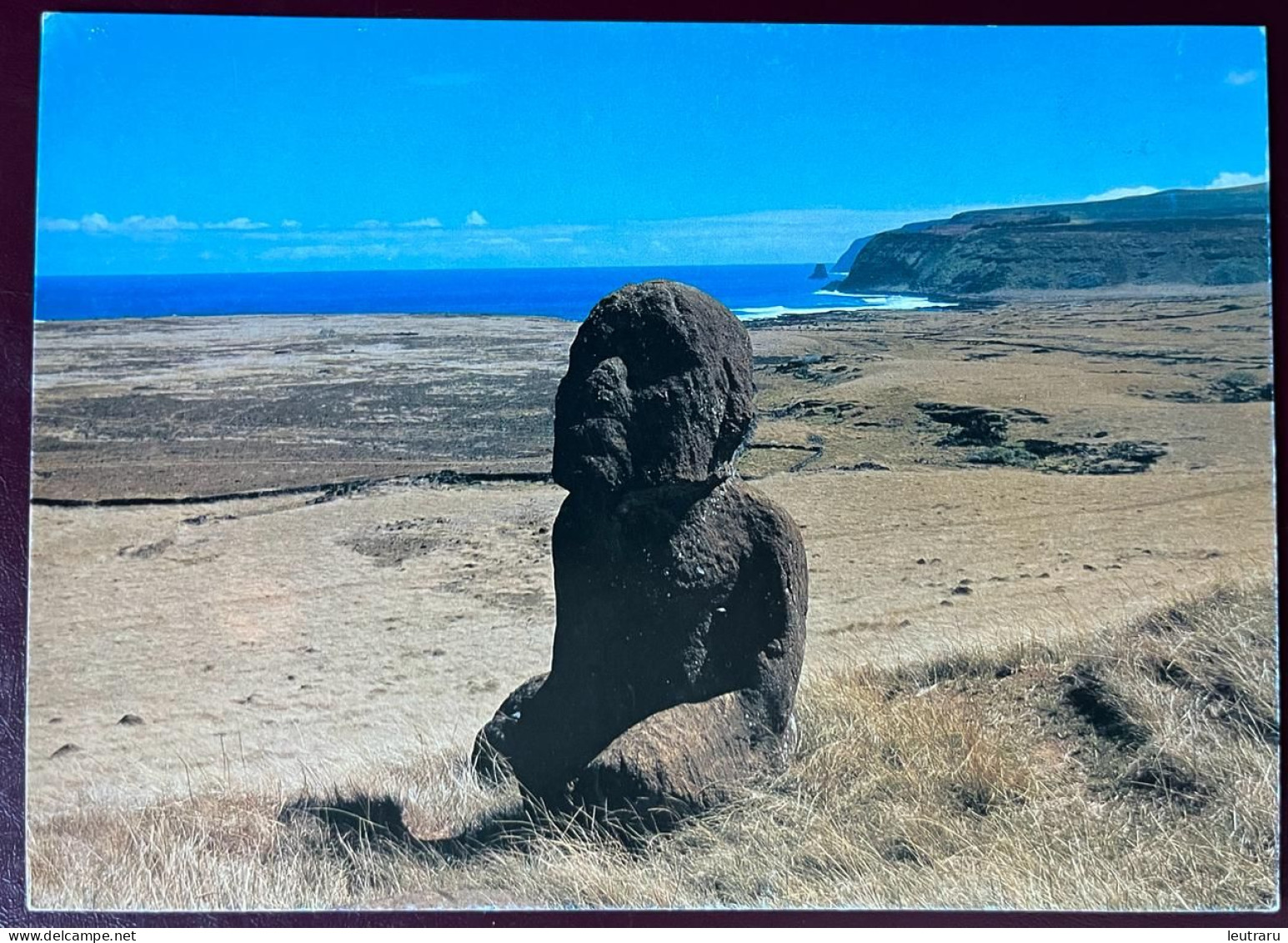 Easter Island Isla De Pascua Small Moai And Sea At The Back Postcard - Rapa Nui