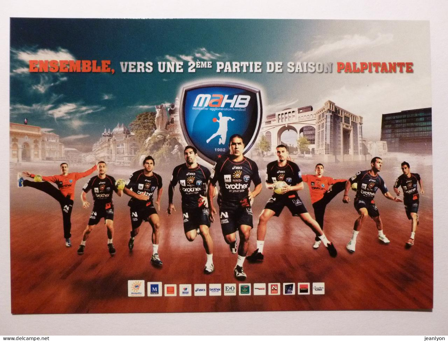 HANDBALL - MAHB Montpellier - Joueurs / Ballon - Monuments En Arrière Plan - Carte Publicitaire - Balonmano