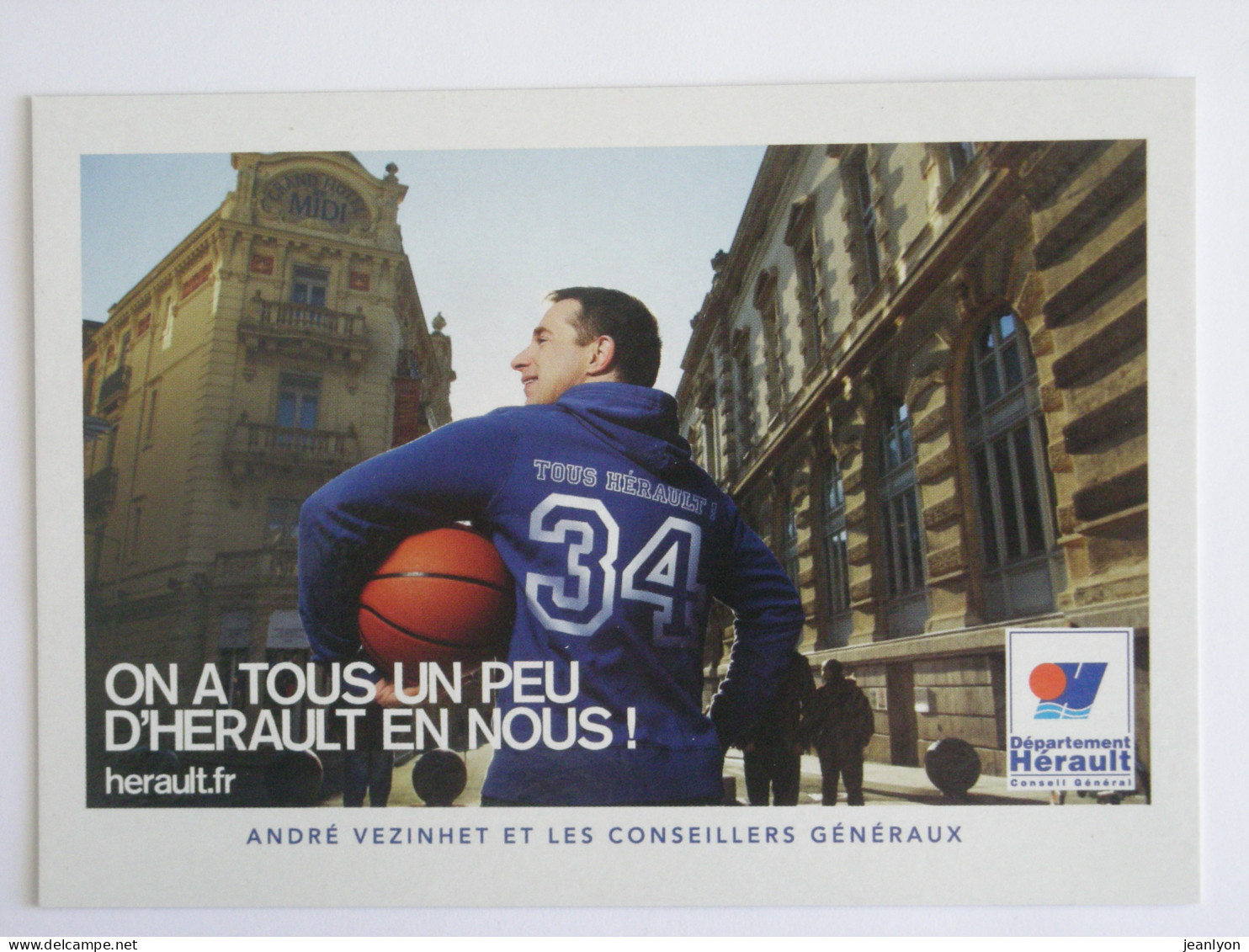 BASKET BALL - Homme Avec Ballon De Basket Sous Le Bras , Avec Jooging "Tous Hérault 34" - Carte Publicitaire - Basket-ball