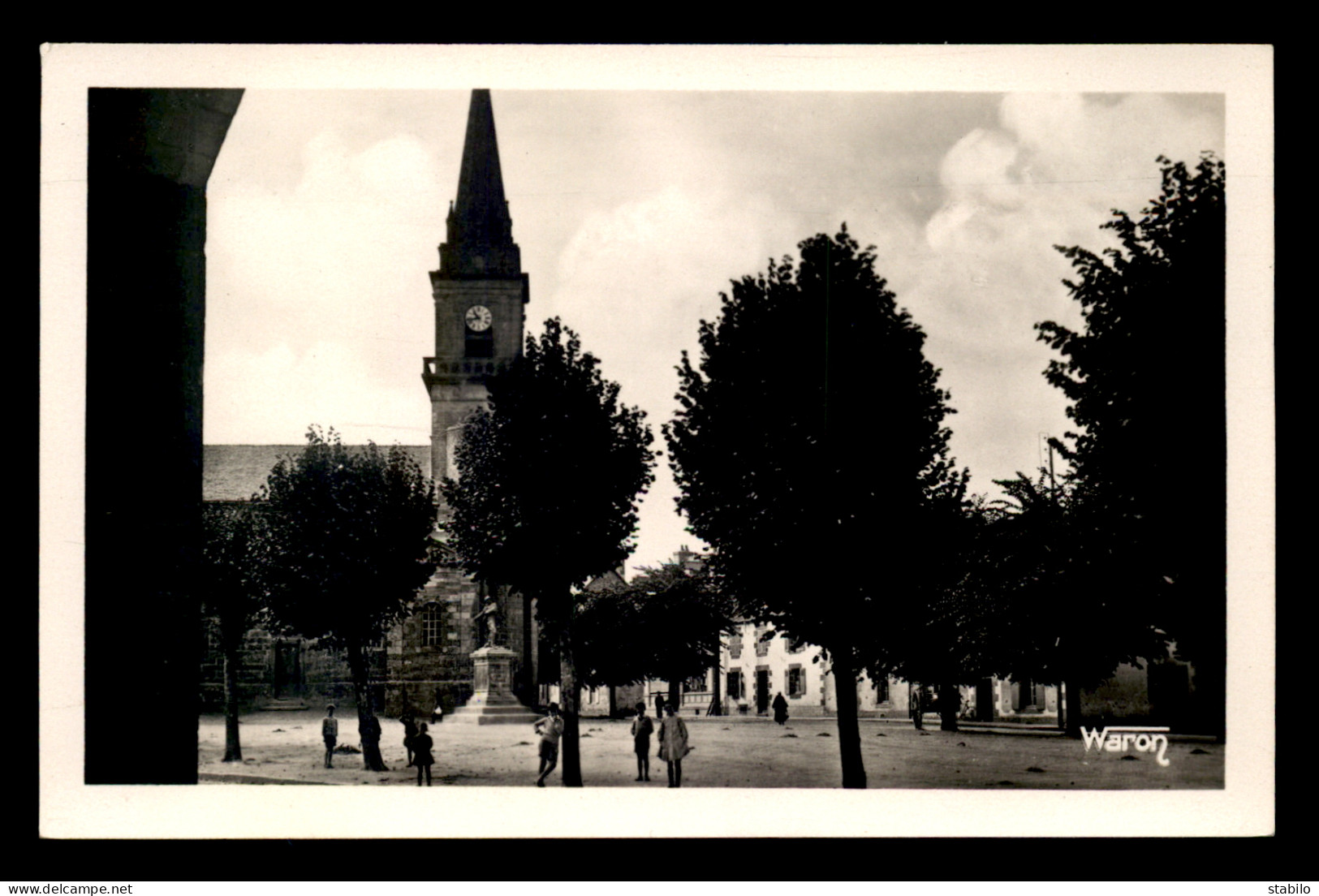 56 - CLEGUEREC - L'EGLISE ET LA PLACE - Cleguerec