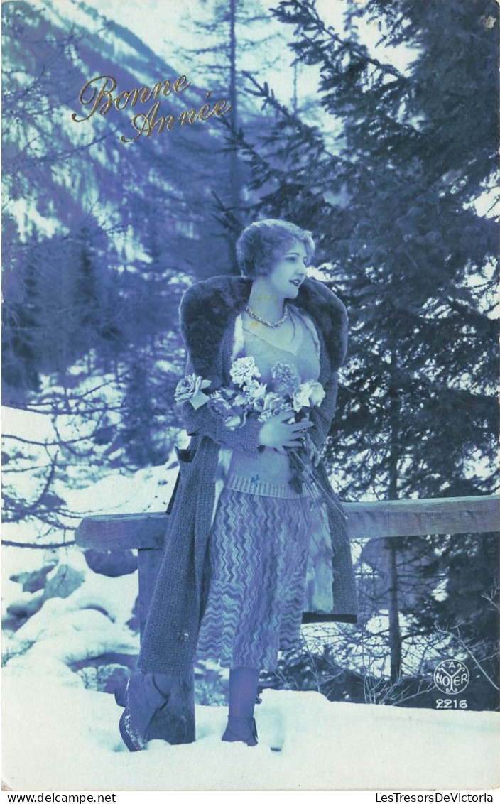 FETES - VOEUX - Nouvel An - Bonne Année - Femme Seule Avec Un Bouquet De Fleur - Carte Postale Ancienne - Nouvel An