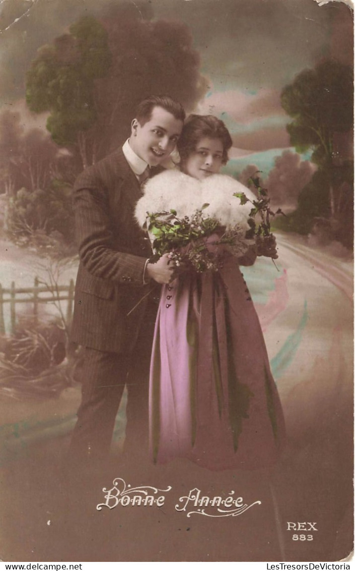 FETES - VOEUX - Nouvel An - Bonne Année - Un Couple S'enlaçant Et La Femme Avec Une Fleur - Carte Postale Ancienne - Nouvel An