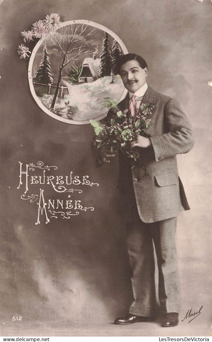 FETES - VOEUX - Nouvel An - Heureuse Année - Un Homme Tenant Un Bouquet De Fleur - Carte Postale Ancienne - New Year