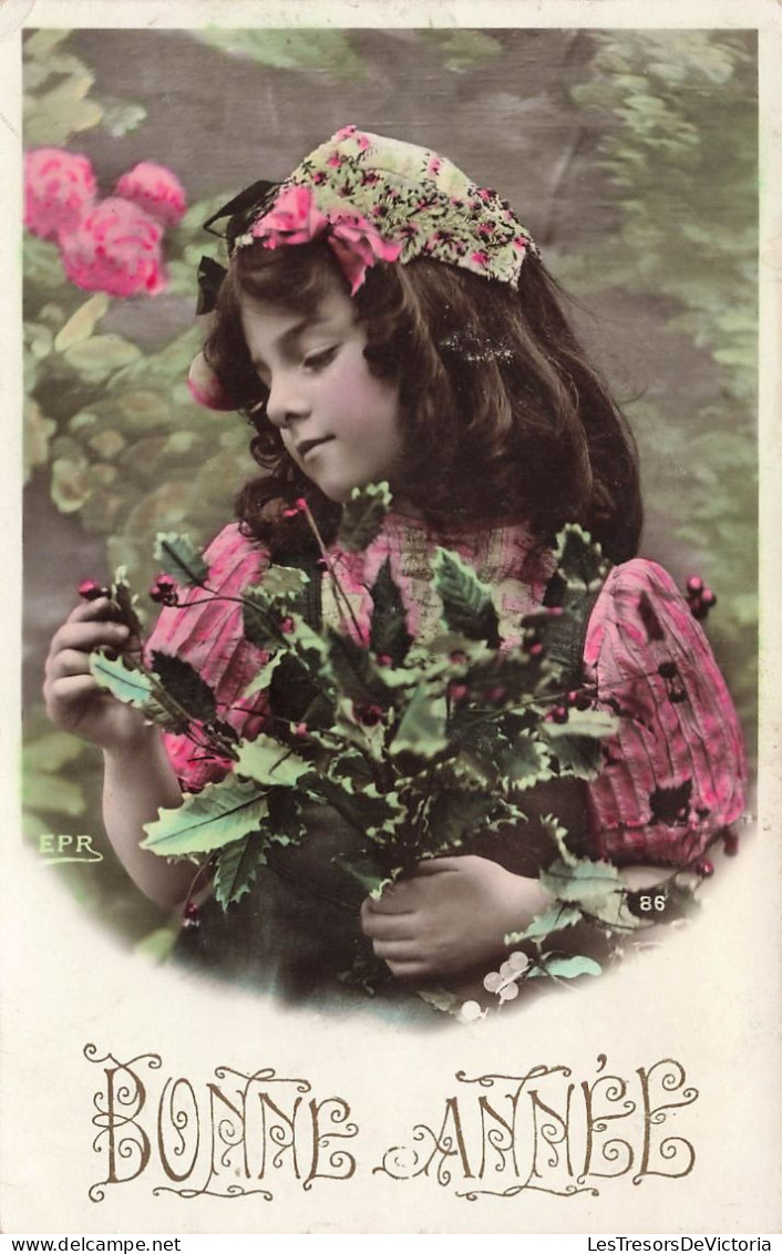 FETES - VOEUX - Nouvel An - Bonne Année - Une Jeune Fille Tenant Un Bouquet De Fleur - Carte Postale Ancienne - New Year