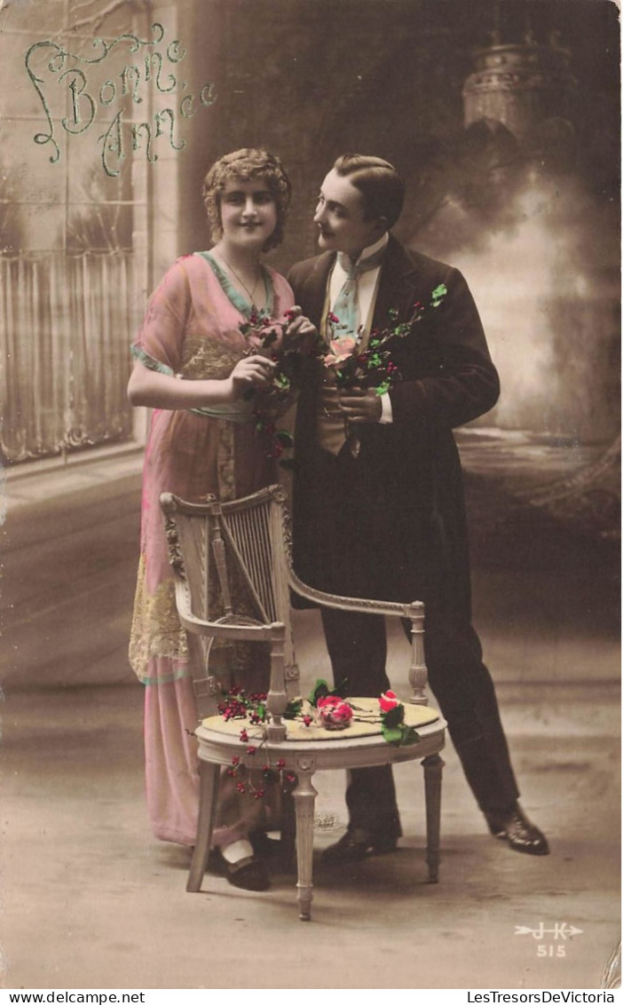 FETES - VOEUX - Nouvel An - Bonne Année - Un Couple Et Tenant Des Fleurs Dans Leur Main - Carte Postale Ancienne - New Year