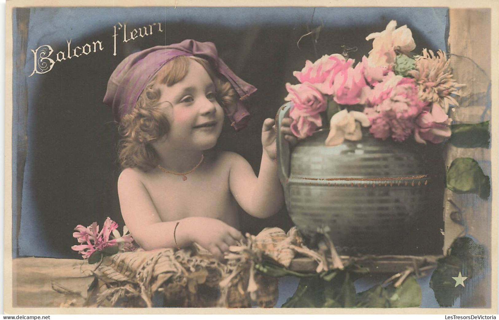 ENFANTS - Balcon Fleuri - Une Petite Fille Avec Un Bandeau Admirant Les Fleurs - Colorisé - Carte Postale Ancienne - Portraits