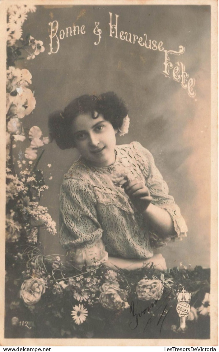 FETES - VOEUX - Nouvel An - Bonne & Heureuse Fête - Femme Seule Tenant Une Fleur Dans Sa Main - Carte Postale Ancienne - New Year