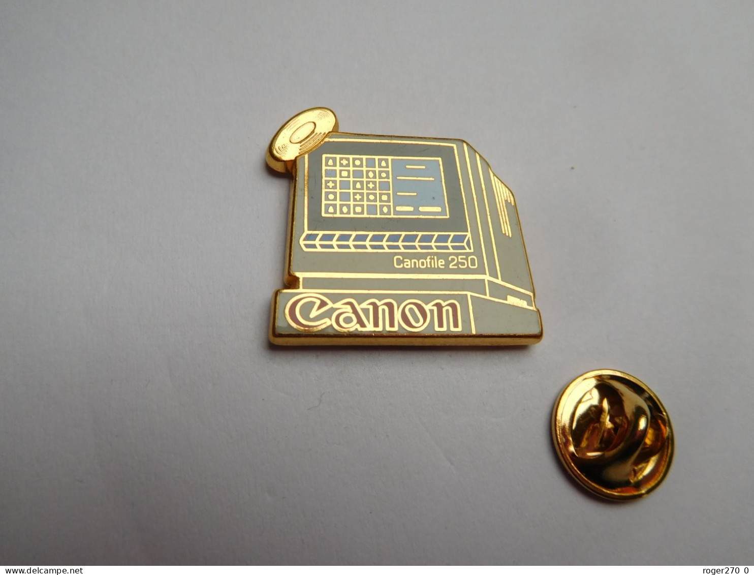 Superbe Pin's En Zamac , Informatique , Canon ; Canofile 250 , Signé Drago - Informatique