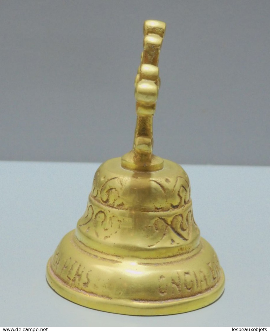 - JOLIE ANCIENNE PETITE CLOCHE BRONZE PRISE DE MAIN CROIX Ongia Ene Gogoa    E - Campanas