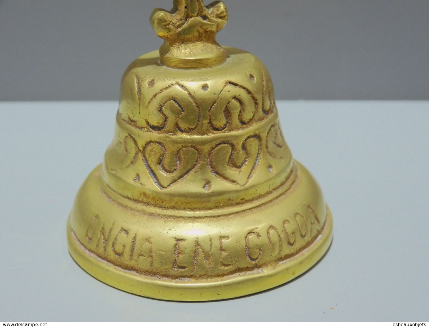 - JOLIE ANCIENNE PETITE CLOCHE BRONZE PRISE DE MAIN CROIX Ongia Ene Gogoa    E - Cloches