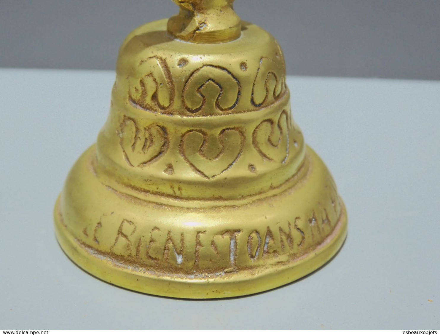 - JOLIE ANCIENNE PETITE CLOCHE BRONZE PRISE DE MAIN CROIX Ongia Ene Gogoa    E - Bells