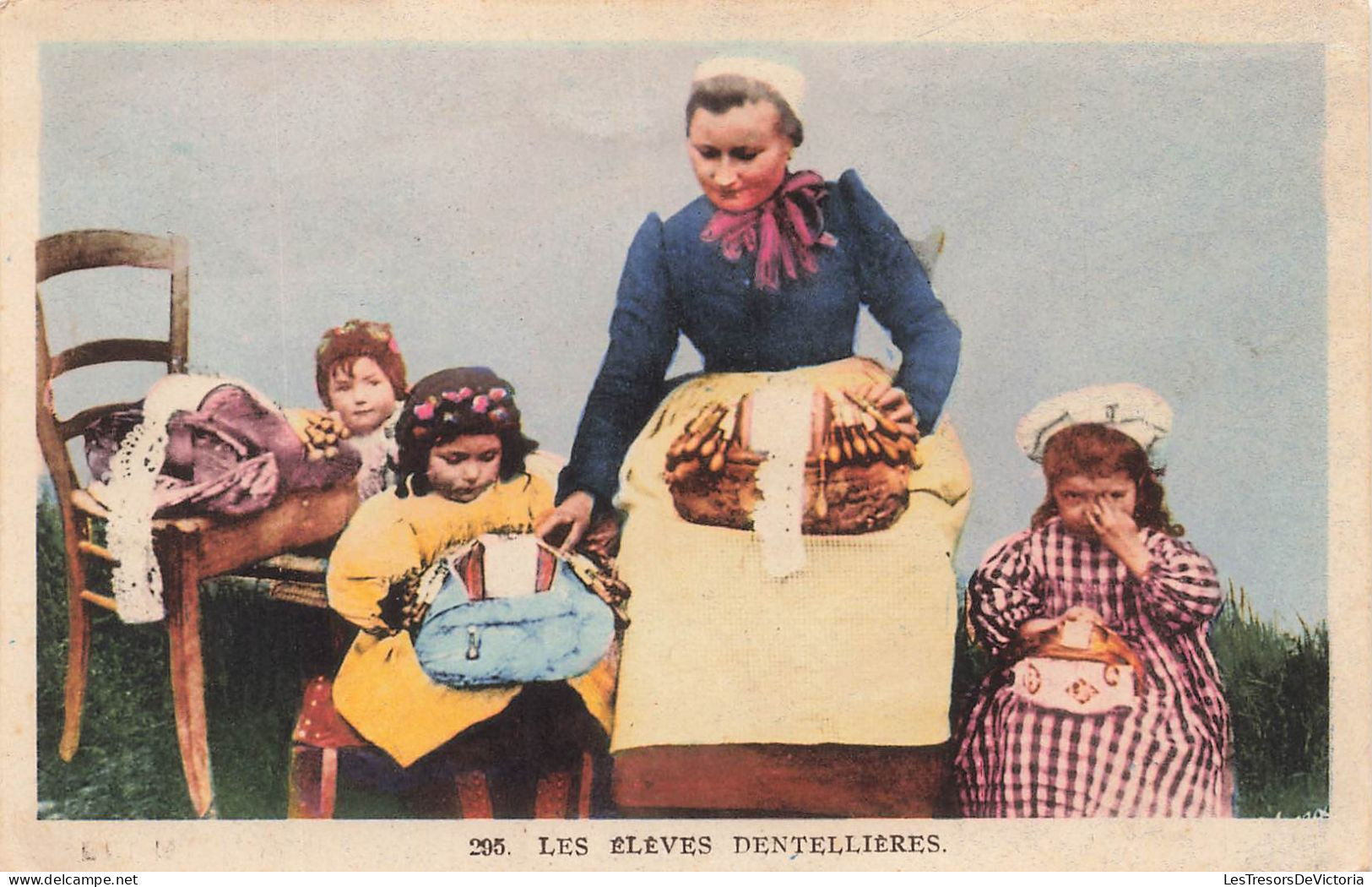 ENFANTS - Groupes D'enfants - Les élèves Dentellières - Carte Postale Ancienne - Children And Family Groups