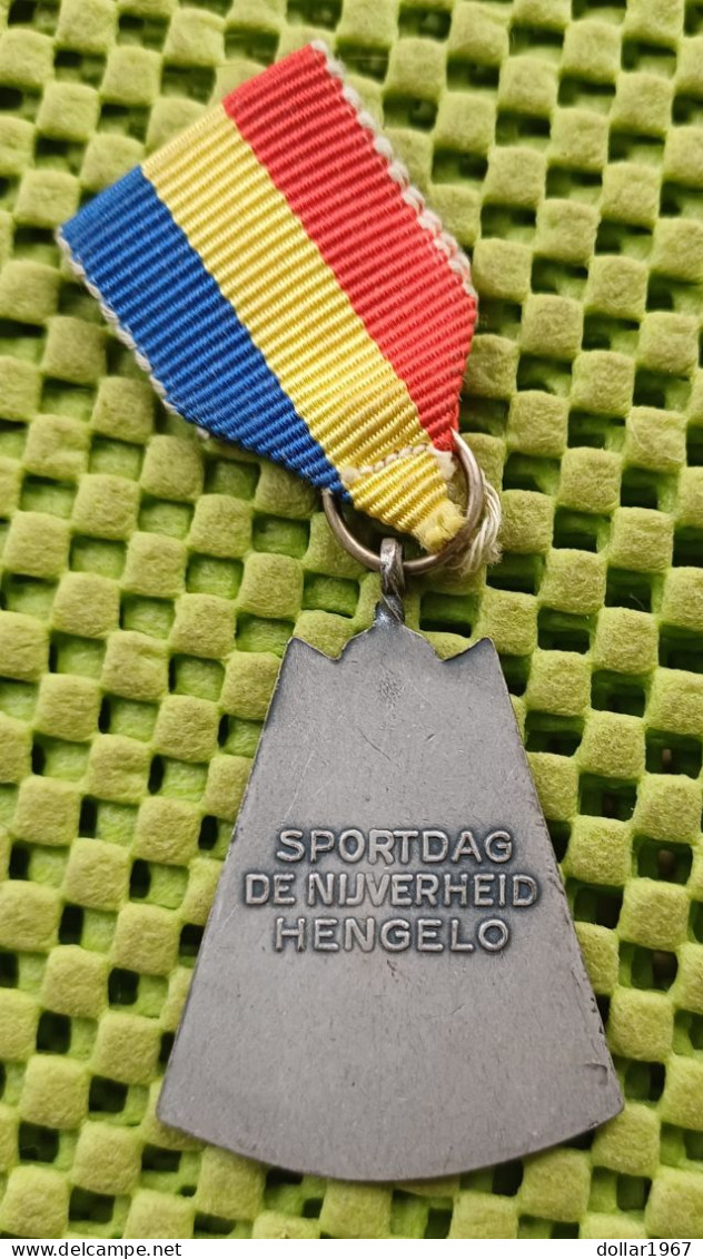 Medaille -   Sportdag " De Nijverheid " Hengelo (o)  -  Original Foto  !!  Medallion  Dutch - Andere & Zonder Classificatie