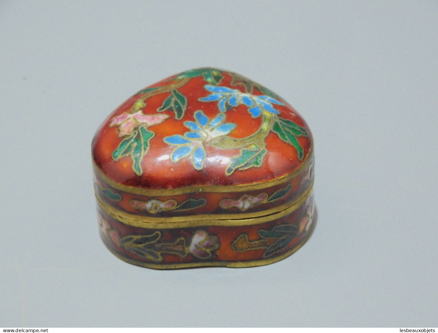 - PETITE BOITE A PILULES EMAUX Cloisonnés émail Forme COEUR Fond Rouge Vitrine  E - Cajas/Cofres