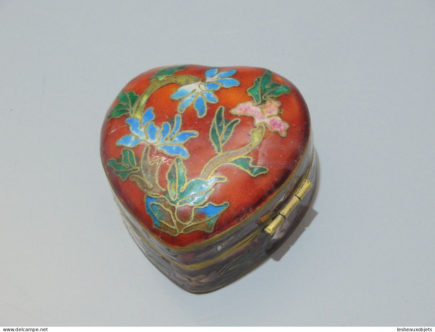 - PETITE BOITE A PILULES EMAUX Cloisonnés émail forme COEUR fond Rouge Vitrine  E